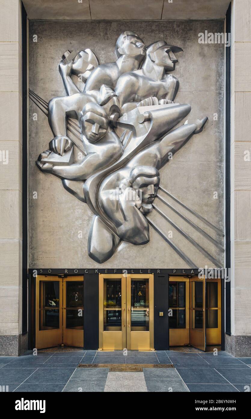 News, eine Edelstahltafel des japanischen amerikanischen Bildhauers Isamu Noguchi, 1904-1988, über dem Eingang zu 50 Rockefeller Plaza, New York, New York Stockfoto