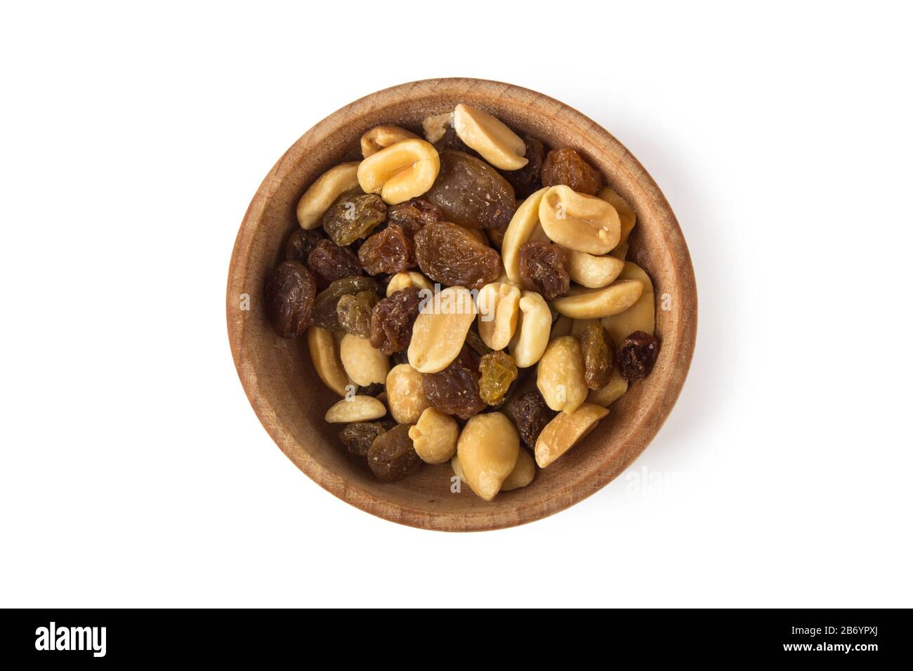 Getrocknete Rosinen und geröstete Erdnüsse in einem Holzbecher Stockfoto