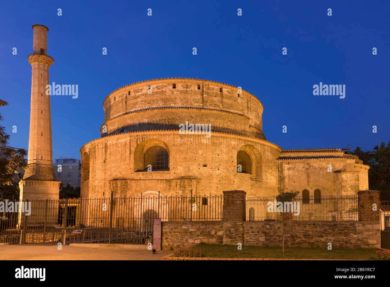Bogen von Galerius und Rotunda in der Stadt Saloniki, Griechenland. Altes Denkmal aus dem römischen Reich. Stockfoto