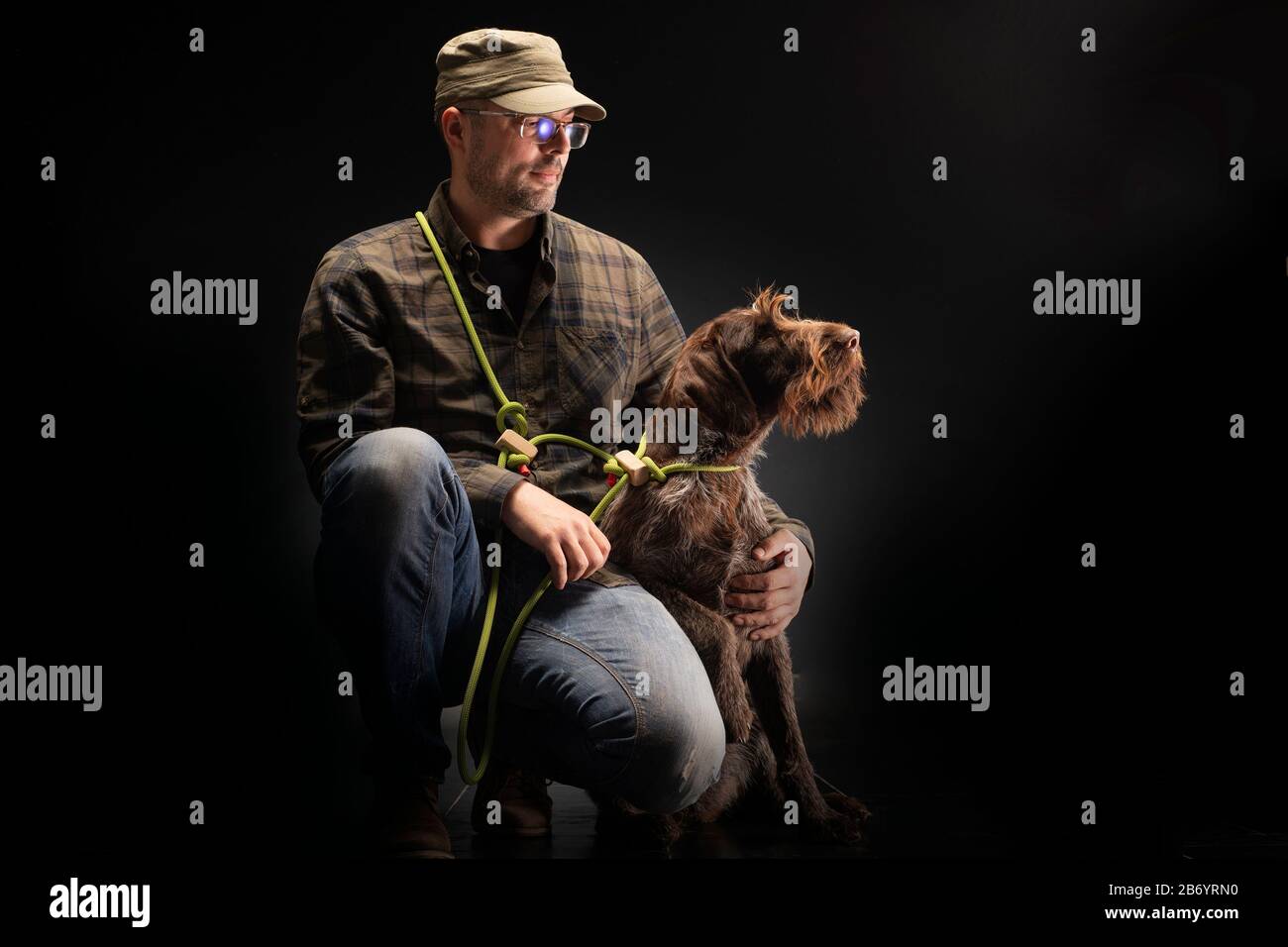 Deutscher Wirehaariger Zeiger und sein Trainer. Stockfoto