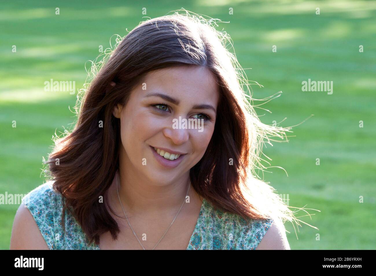 Porträt der schönen schwangeren jungen Frau lächelnd Stockfoto