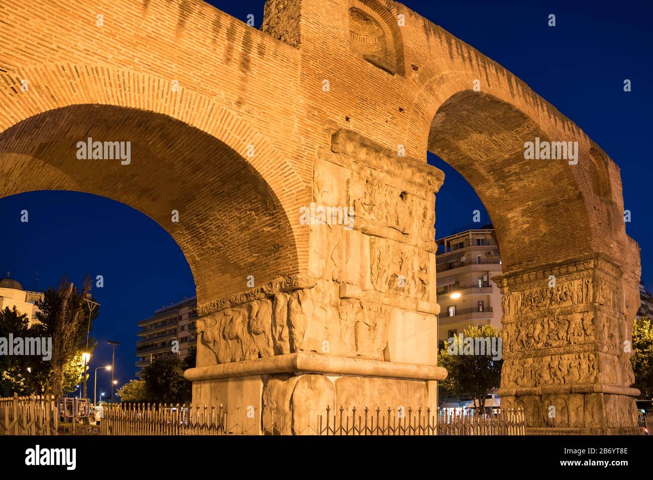 Bogen von Galerius und Rotunda in der Stadt Saloniki, Griechenland. Altes Denkmal aus dem römischen Reich. Stockfoto