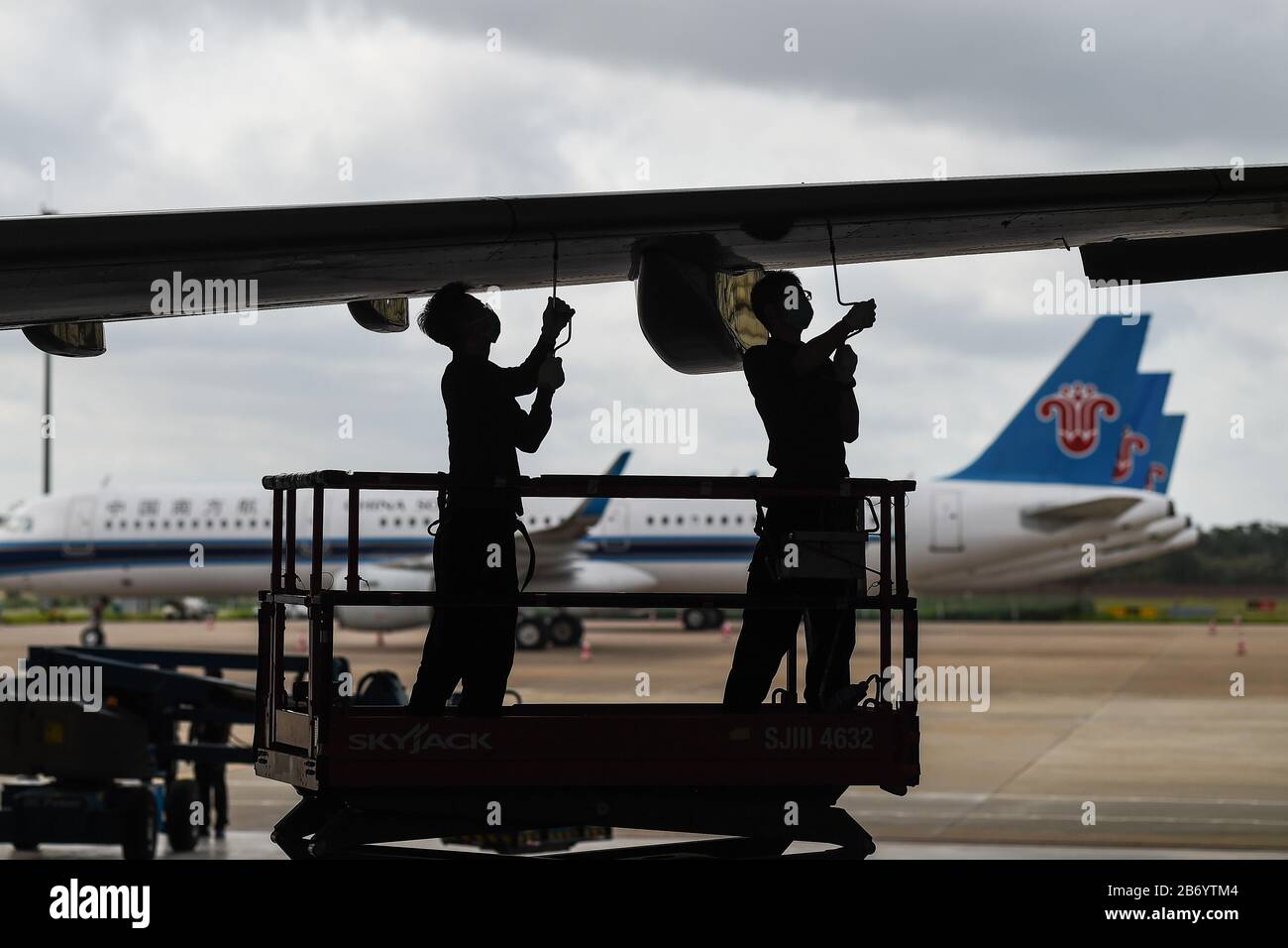 (200312) -- HAIKOU, 12. März 2020 (Xinhua) -- Mitarbeiter überholen einen Airbus A321 auf einer Wartungsbasis, die der chinesischen Südfluglinie in Haikou, Südchinas Provinz Hainan, angeschlossen ist, am 12. März 2020. Die Basis hat den Betrieb ordnungsgemäß wieder aufgenommen. (Xinhua/Pu Xiaoxu) Stockfoto