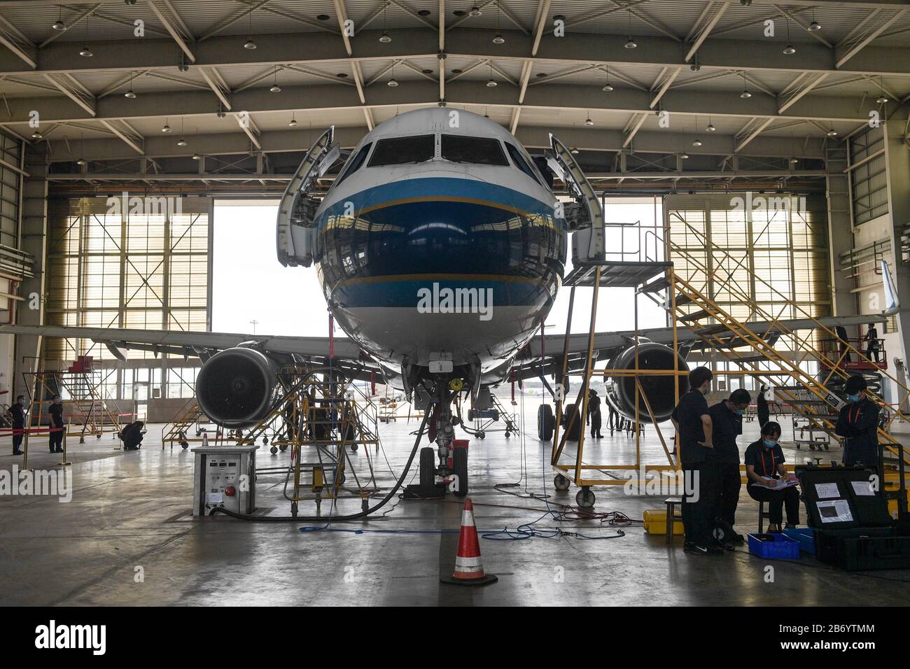 (200312) -- HAIKOU, 12. März 2020 (Xinhua) -- Mitarbeiter arbeiten an einer Wartungsbasis, die China Southern Airline in Haikou, Südchinas Provinz Hainan, angeschlossen ist, am 12. März 2020. Die Basis hat den Betrieb ordnungsgemäß wieder aufgenommen. (Xinhua/Pu Xiaoxu) Stockfoto