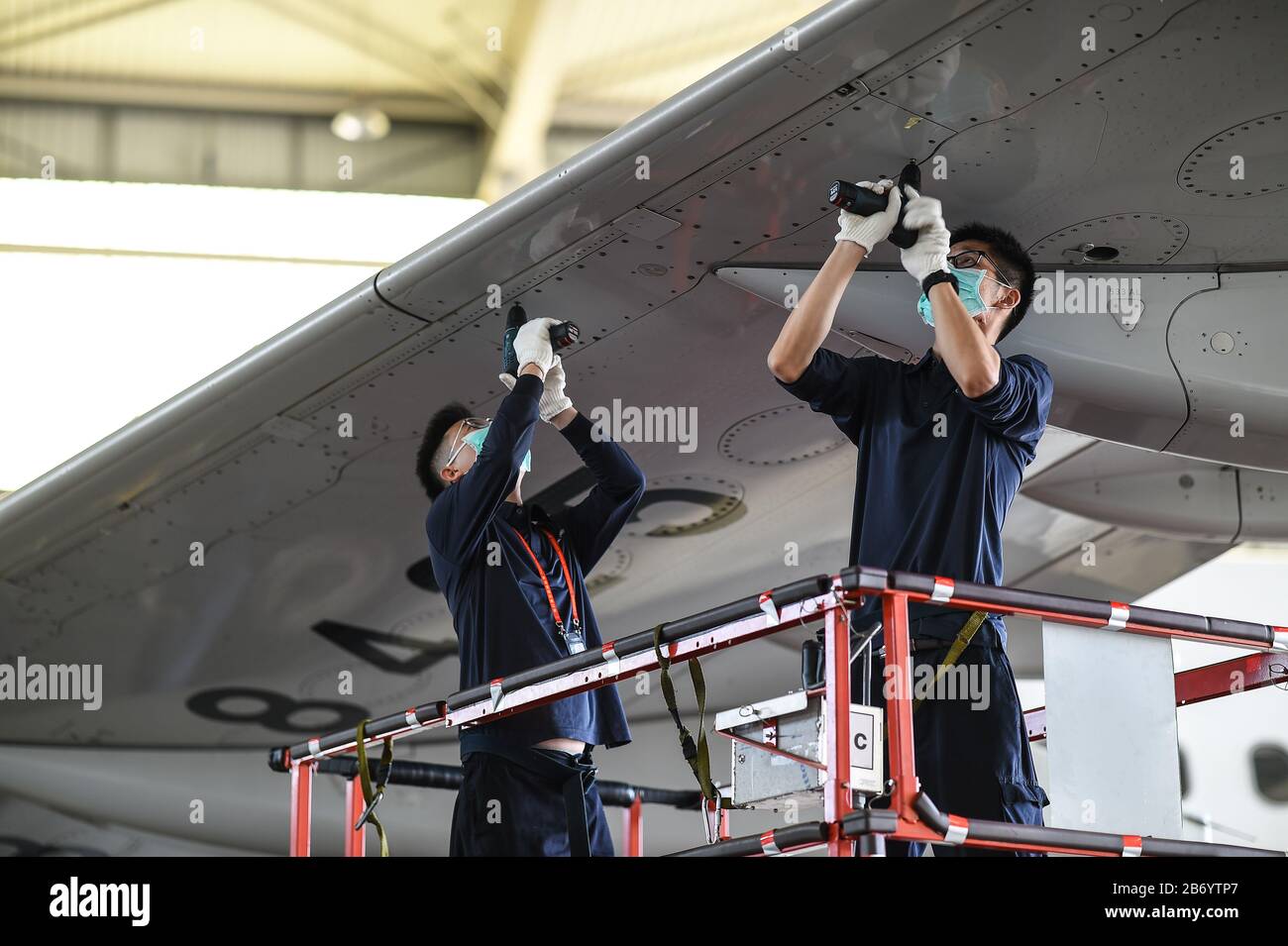 (200312) -- HAIKOU, 12. März 2020 (Xinhua) -- Mitarbeiter überholen einen Airbus A321 auf einer Wartungsbasis, die der chinesischen Südfluglinie in Haikou, Südchinas Provinz Hainan, angeschlossen ist, am 12. März 2020. Die Basis hat den Betrieb ordnungsgemäß wieder aufgenommen. (Xinhua/Pu Xiaoxu) Stockfoto
