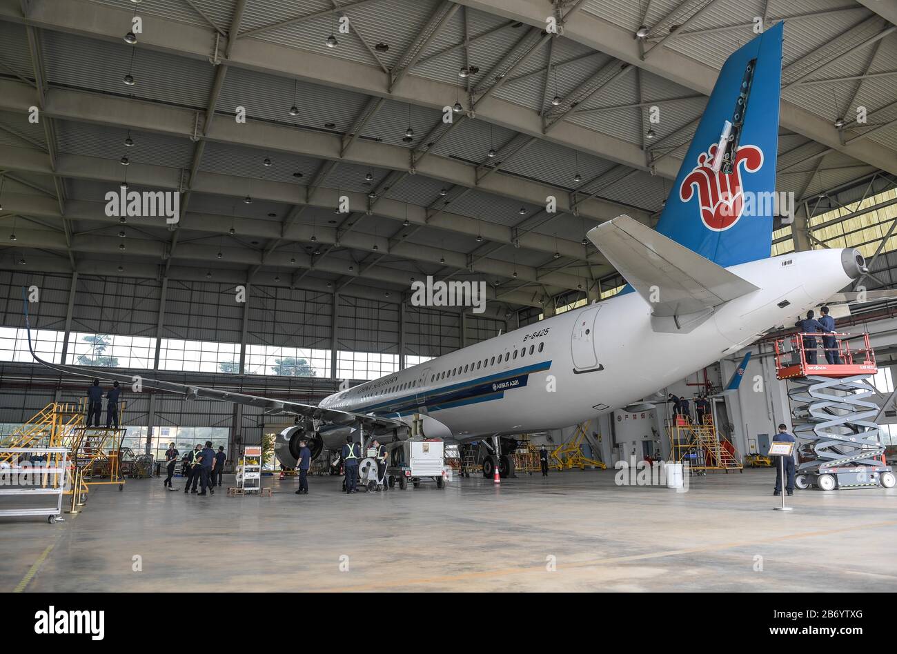 (200312) -- HAIKOU, 12. März 2020 (Xinhua) -- Mitarbeiter arbeiten an einer Wartungsbasis, die China Southern Airline in Haikou, Südchinas Provinz Hainan, angeschlossen ist, am 12. März 2020. Die Basis hat den Betrieb ordnungsgemäß wieder aufgenommen. (Xinhua/Pu Xiaoxu) Stockfoto