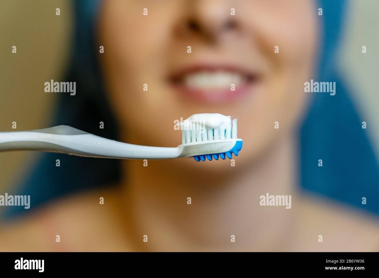 Frau, die ihre Zähne nach der täglichen Dusche waschen. Stockfoto