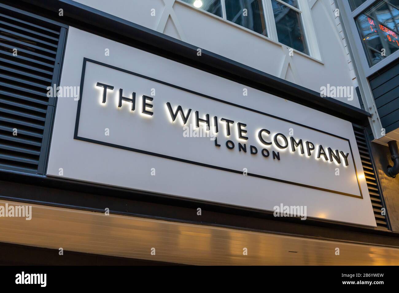 Namensbrett der White Company London über der Ladenfront im Einkaufszentrum Gunwharf Quays, Portsmouth, Hampshire, Südküste Englands Stockfoto