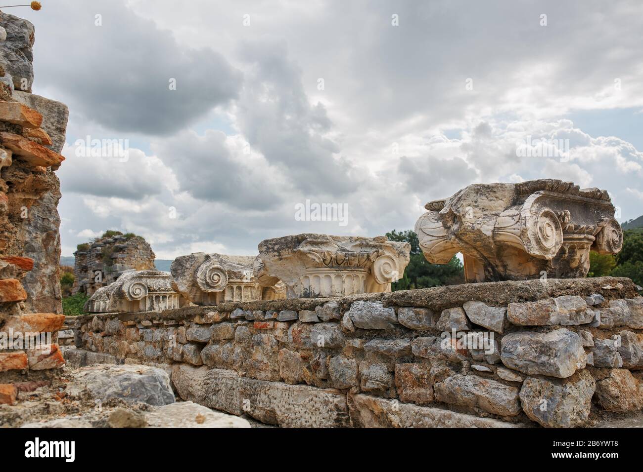 Schöne Ruinen der städtischen Architektur, anmutige Dekoration von Gebäuden. Teile der Ruinen und Ruinen der Antike. Stadt Ephesus, Türkei Stockfoto