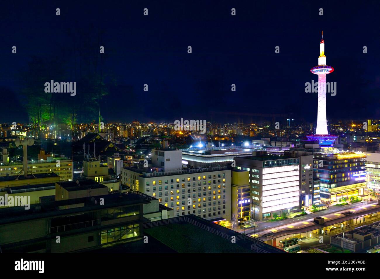 Luftaufnahme des Kyoto-Turms, der höchsten Konstruktion der Stadt und nachts von der Aussichtsplattform im obersten Stockwerk der Kyoto-Station beleuchtet Stockfoto