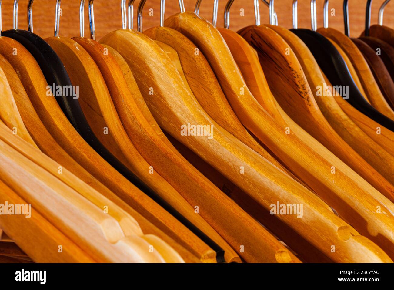Kleiderbügel aus Holz auf einem Gestell Stockfoto