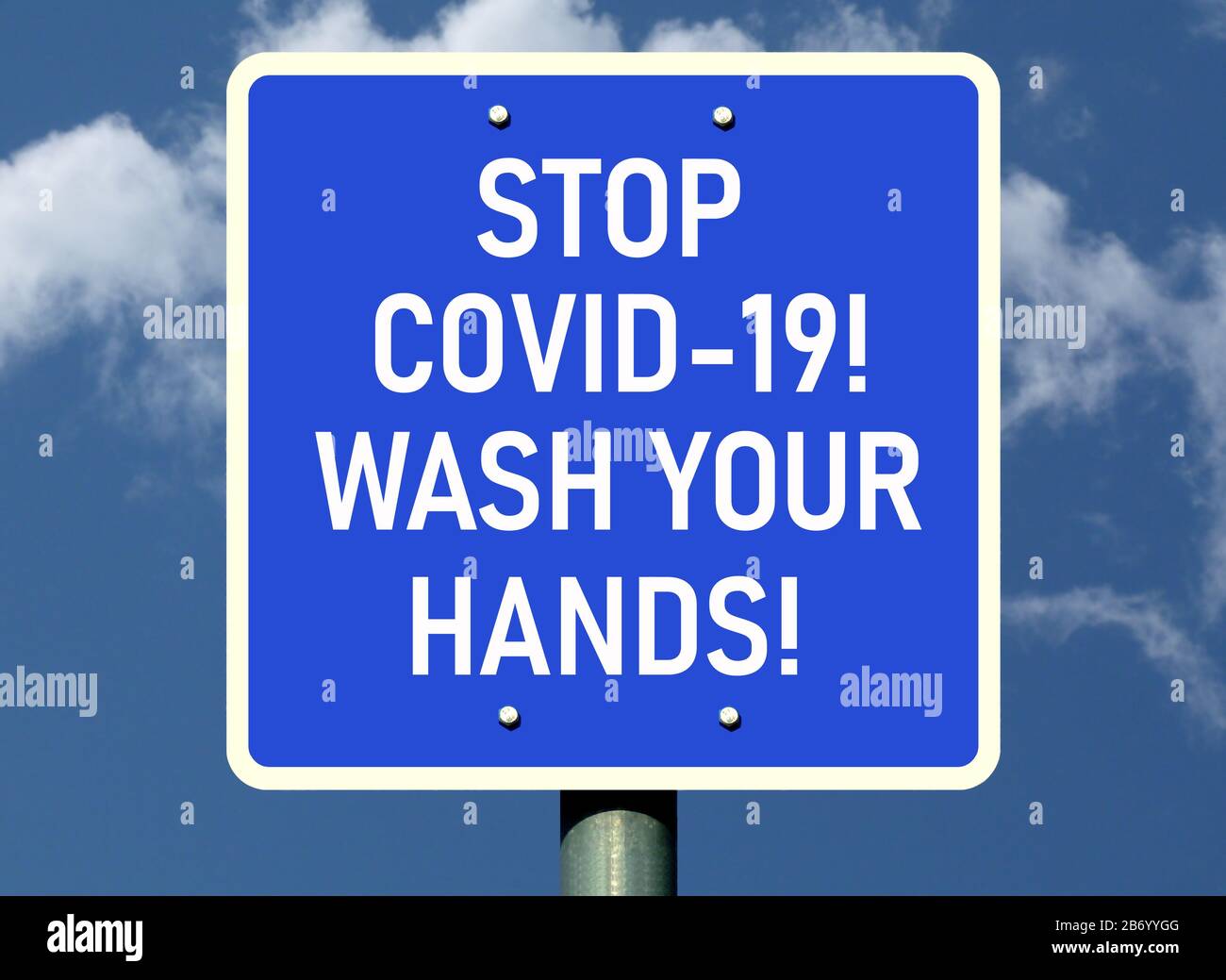 Blaues Schild und Etikett zur Vermeidung von COVID-19. Waschen Sie Ihre Hände zur Erinnerung. Infektionskrankheit. Warnkonzept für Virusgefahr. Anderer Name Coronavirus. Blauer Himmel. Stockfoto