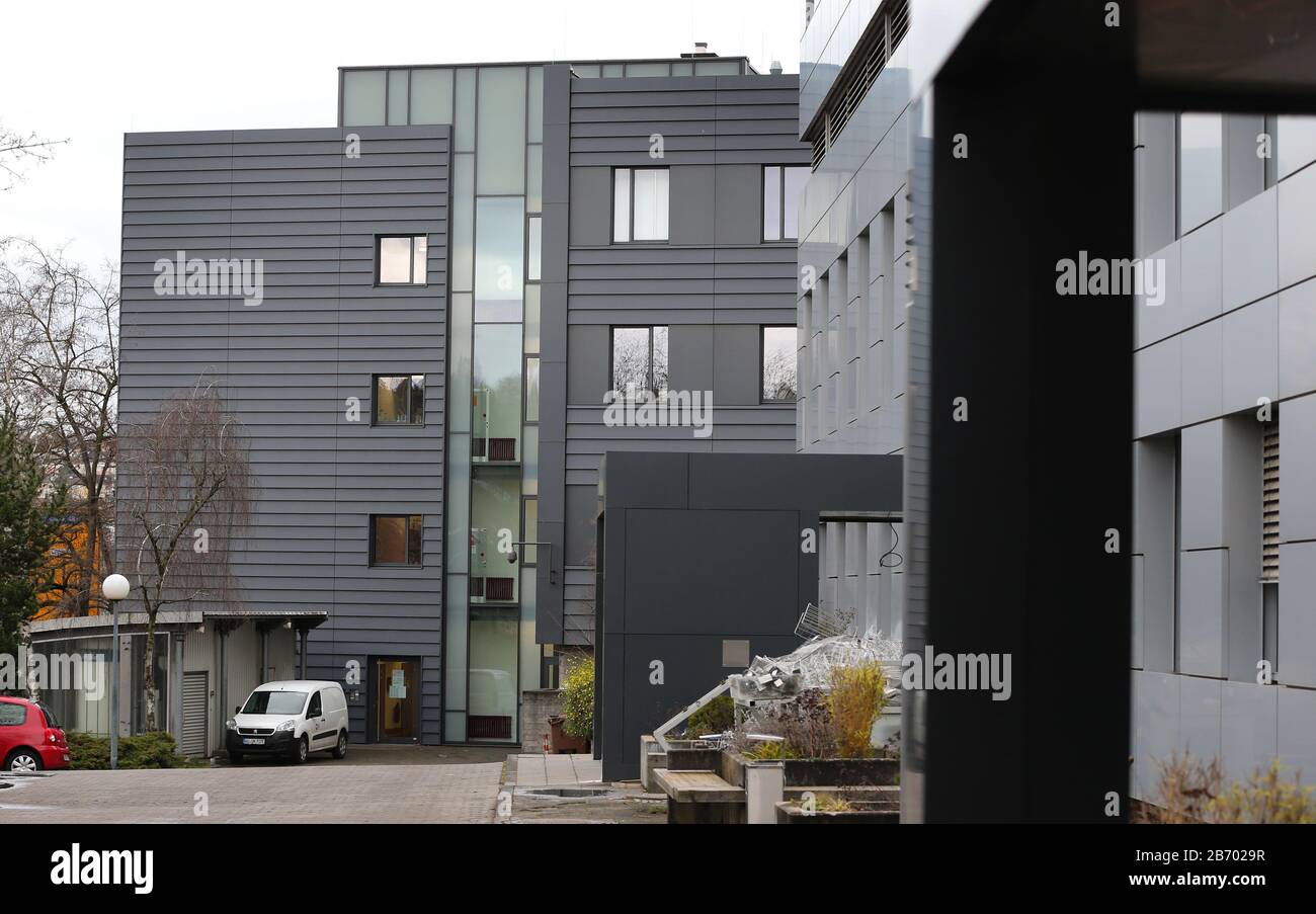 März 2020, Bayern, Würzburg: Institut für Virologie und Immunbiologie des Universitätsklinikums. Dies ist das erste Krankenhaus in Bayern, in dem ein Patient nach einer Infektion mit dem Coronavirus gestorben ist. Foto: Karl-Josef Hildenbrand / dpa Stockfoto