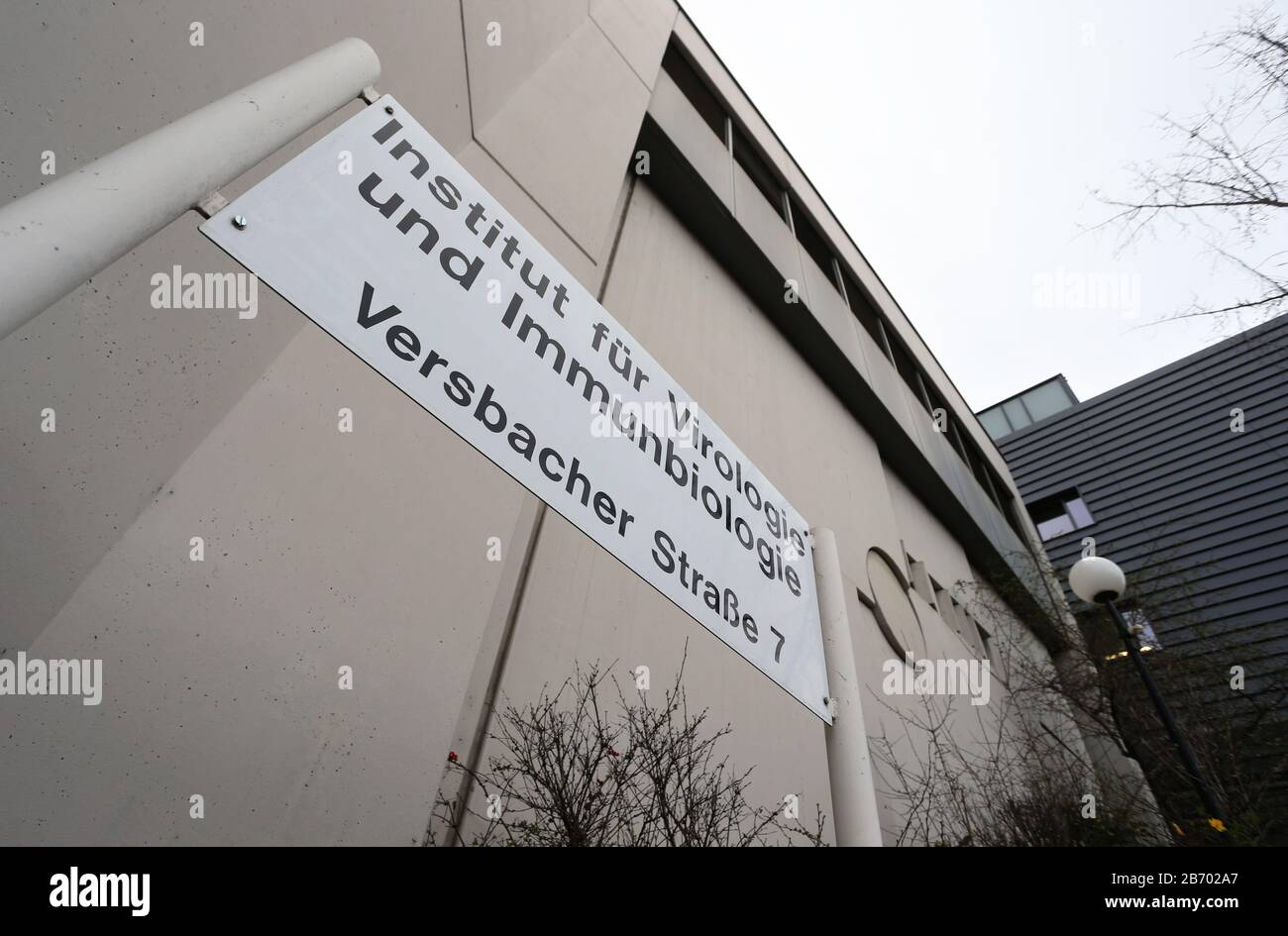 März 2020, Bayern, Würzburg: Institut für Virologie und Immunbiologie des Universitätsklinikums. Dies ist das erste Krankenhaus in Bayern, in dem ein Patient nach einer Infektion mit dem Coronavirus gestorben ist. Foto: Karl-Josef Hildenbrand / dpa Stockfoto
