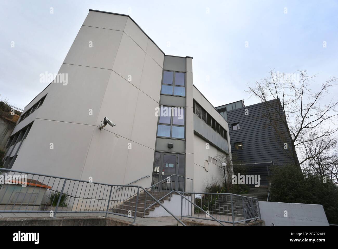 März 2020, Bayern, Würzburg: Institut für Virologie und Immunbiologie des Universitätsklinikums. Dies ist das erste Krankenhaus in Bayern, in dem ein Patient nach einer Infektion mit dem Coronavirus gestorben ist. Foto: Karl-Josef Hildenbrand / dpa Stockfoto
