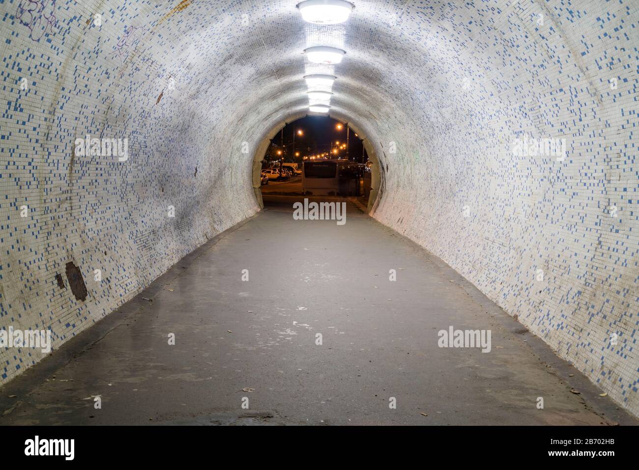 Ein Tunnel unter der Kettenbrücke in Budapest an der donau Stockfoto