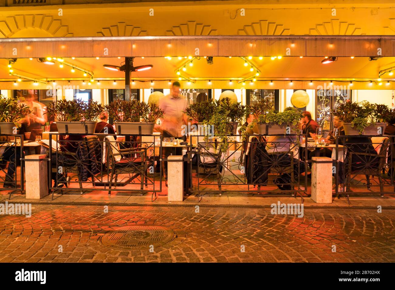 Beleuchtetes, gemütliches Restaurant am Abend in Pest Stockfoto