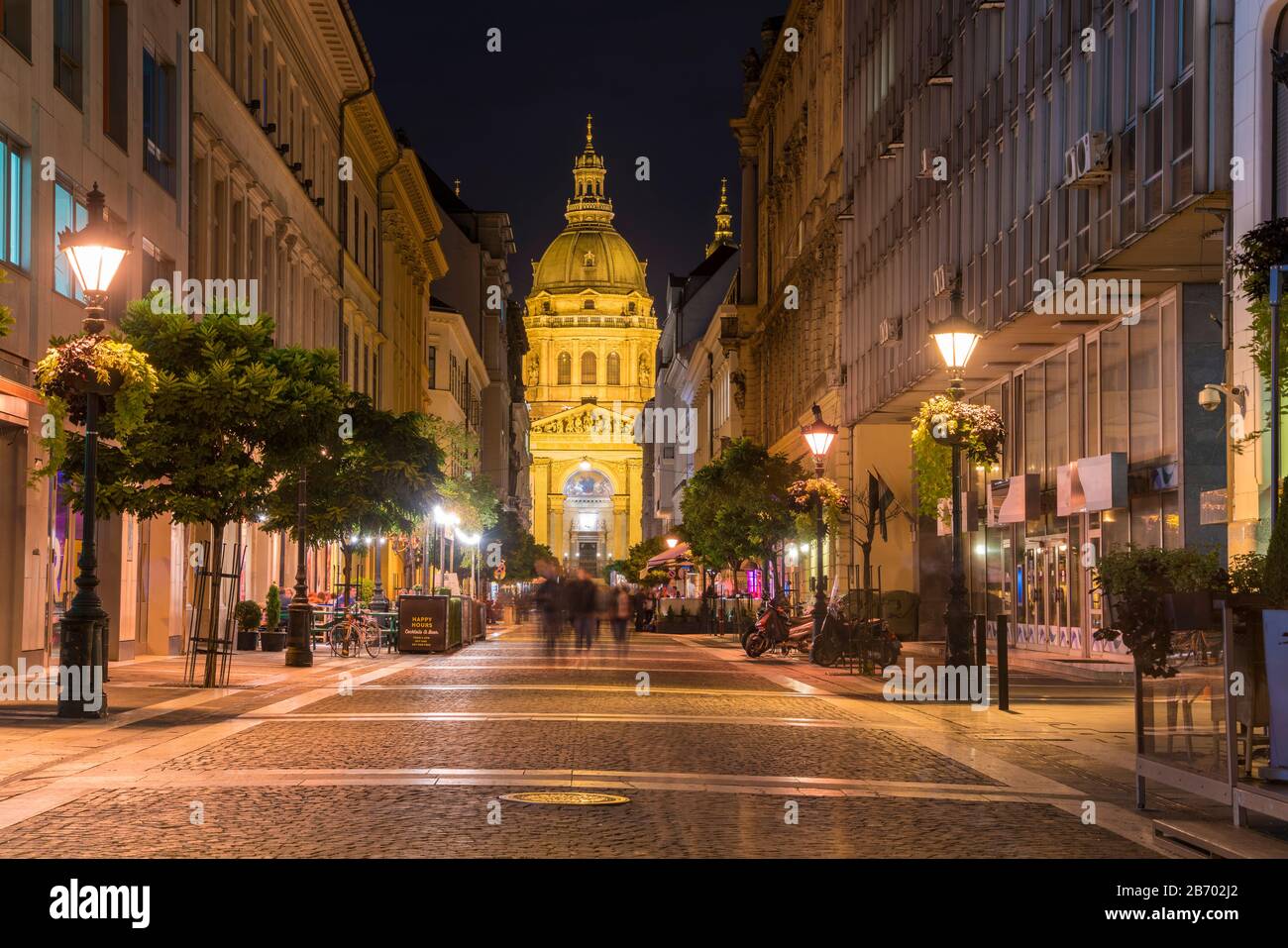 Straße, die zur beleuchteten St. stephansbasilika in der Nacht, Budapest Stockfoto