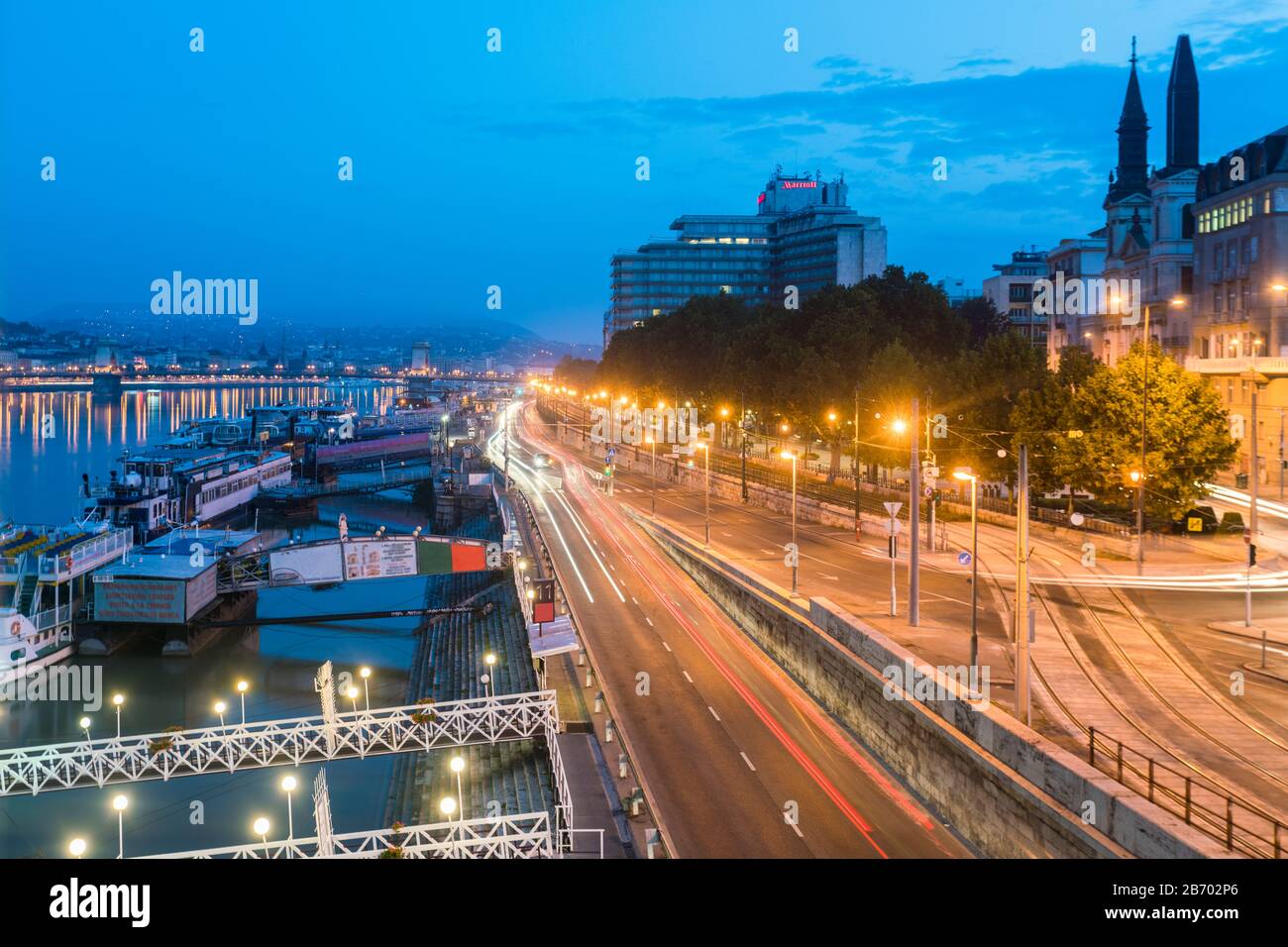 Die Promenade am Donauufer in Pest vor Sonnenaufgang Stockfoto