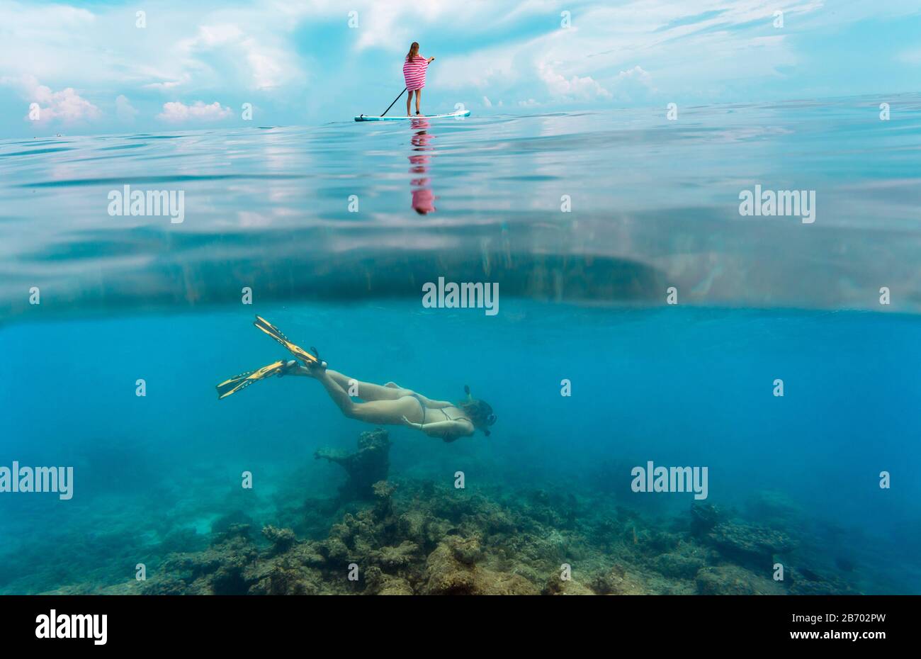 Junge Frauen haben Spaß im Meer, Unterwasser-Ansicht Stockfoto