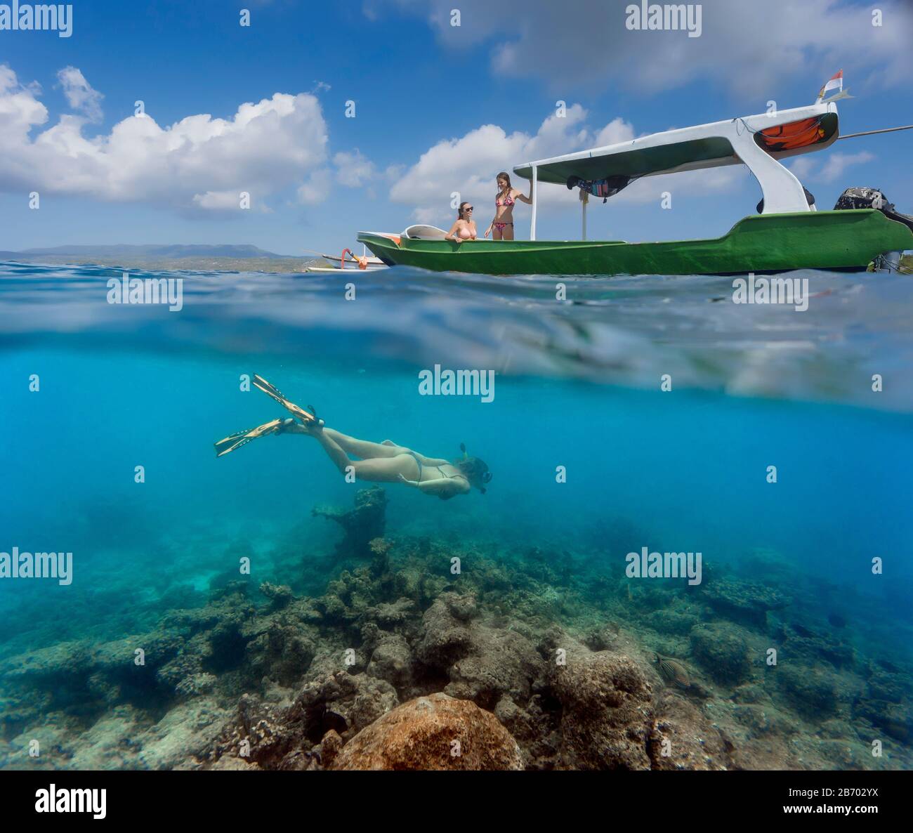 Junge Frauen haben Spaß im Meer, Unterwasser-Ansicht Stockfoto