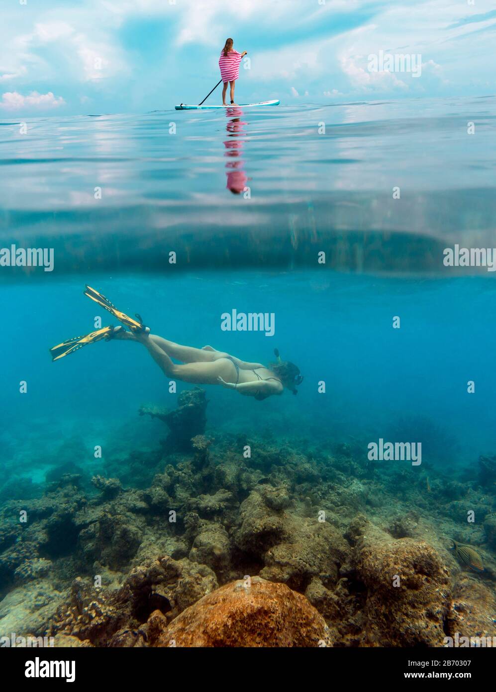 Junge Frauen haben Spaß im Meer, Unterwasser-Ansicht Stockfoto