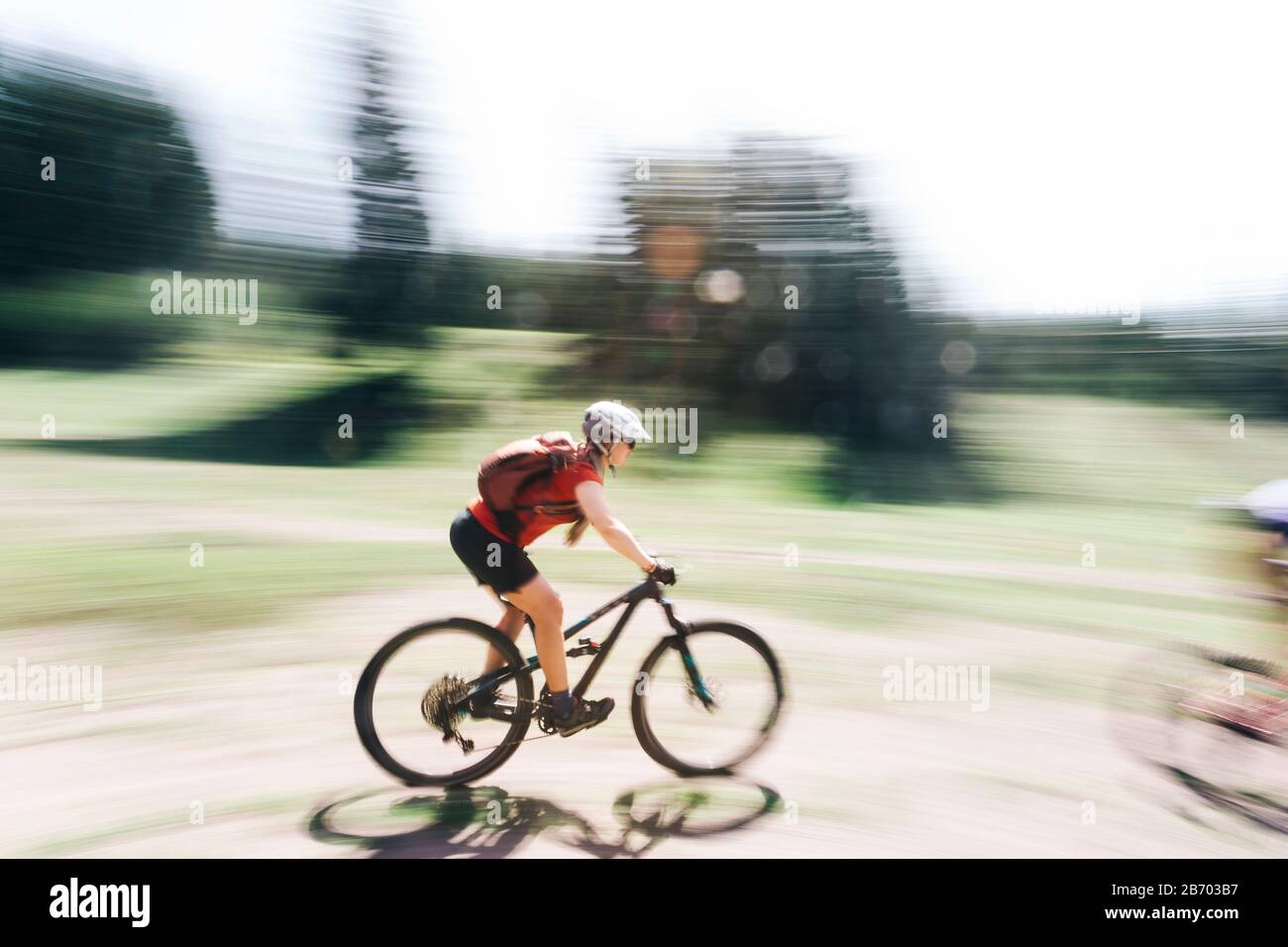 Eine junge Frau fährt mit ihrem Mountainbike in der Nähe von Mount Hood, Oregon. Stockfoto