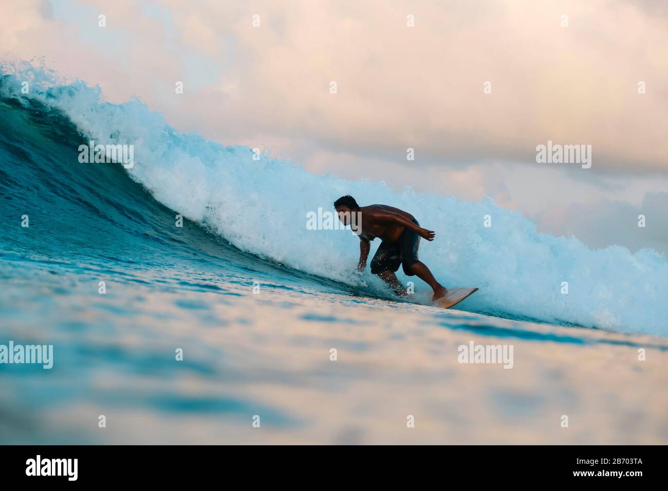 Surfer auf einer Welle bei Tag Stockfoto