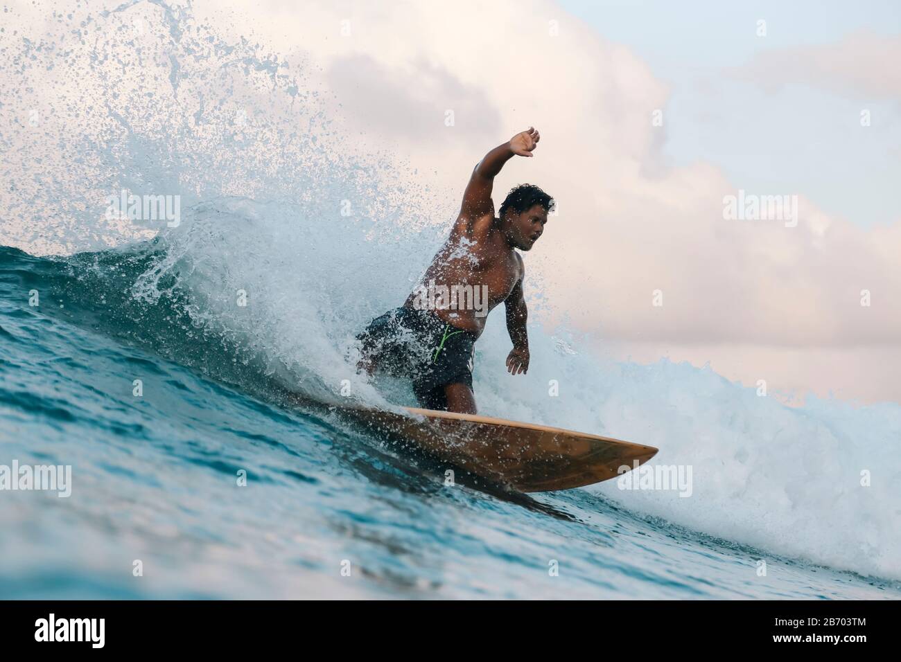 Surfer auf einer Welle bei Tag Stockfoto