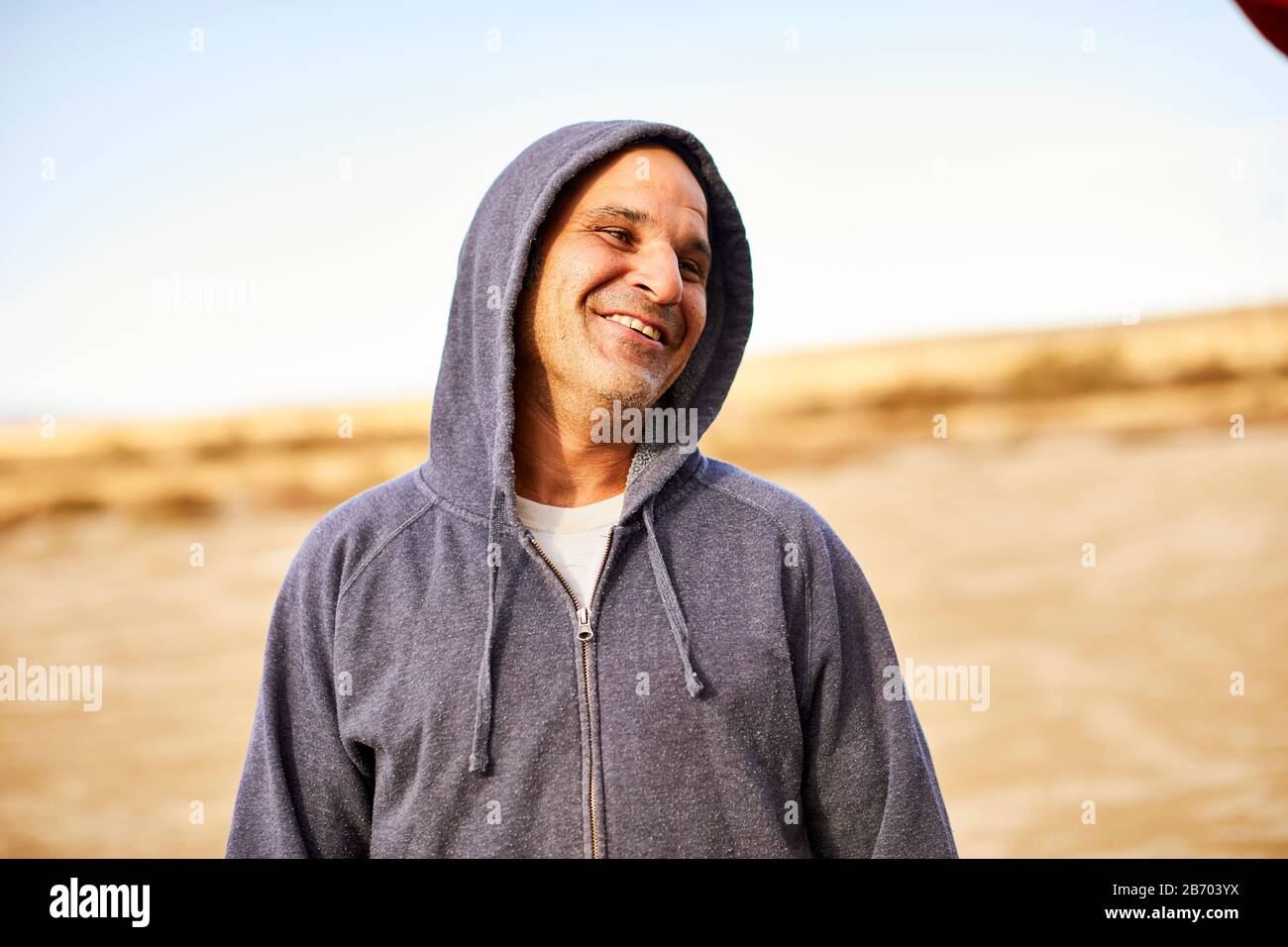 Ein Außenporträt eines Mannes mittleren Alters. Stockfoto