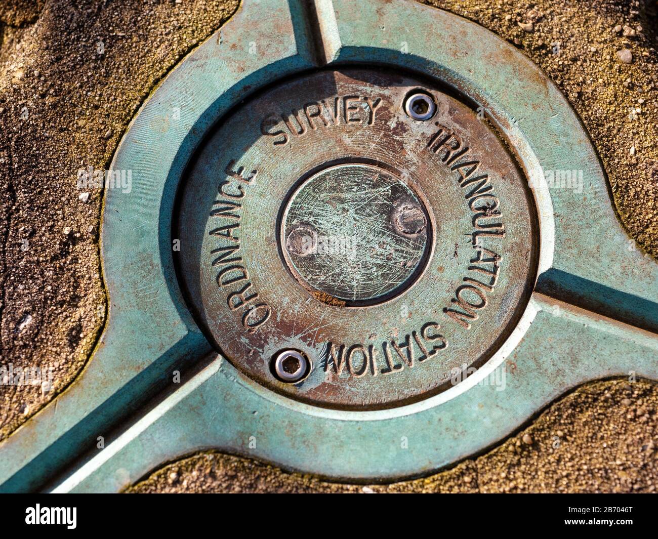 Drei Spitze Markierungen auf dem Gipfel einer Triangulationsstation des Concrete Ordnance Survey in der Landschaft von Hampshire Stockfoto