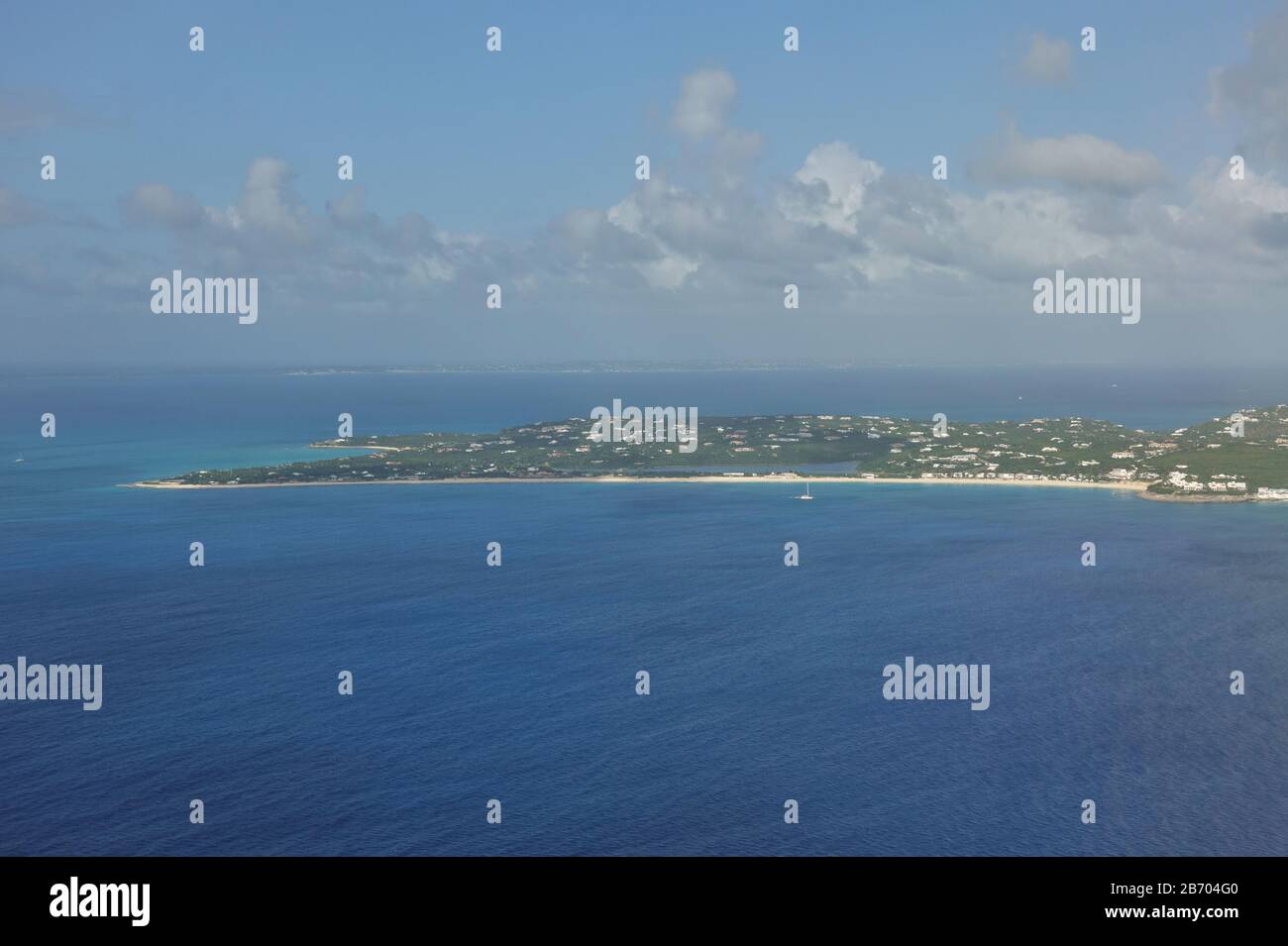 Saint MARTIN, NIEDERLÄNDISCHE ANTILLEN -8. FEB 2020- Luftbild der tropischen Antillen karibische Insel Sankt Martin (Sint Maarten) in Annäherung am Prin Stockfoto