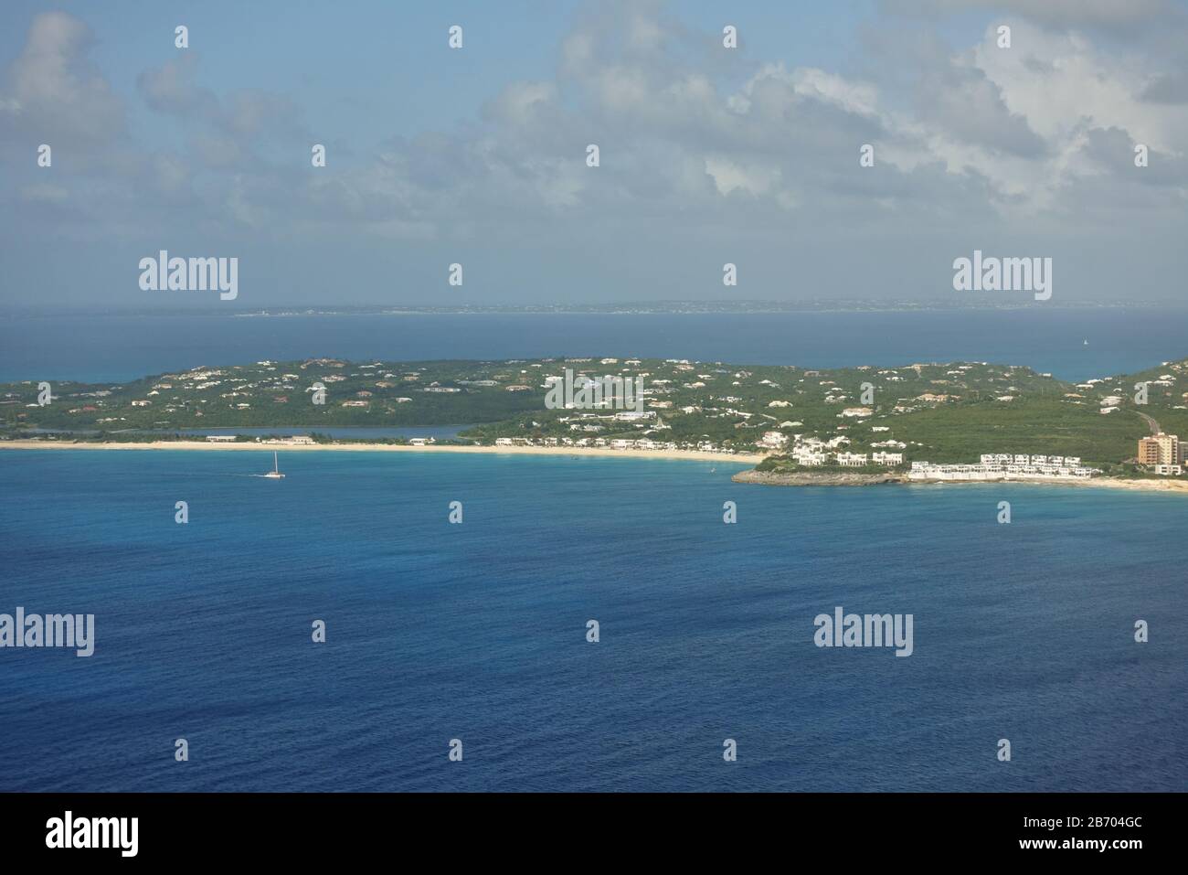 Saint MARTIN, NIEDERLÄNDISCHE ANTILLEN -8. FEB 2020- Luftbild der tropischen Antillen karibische Insel Sankt Martin (Sint Maarten) in Annäherung am Prin Stockfoto