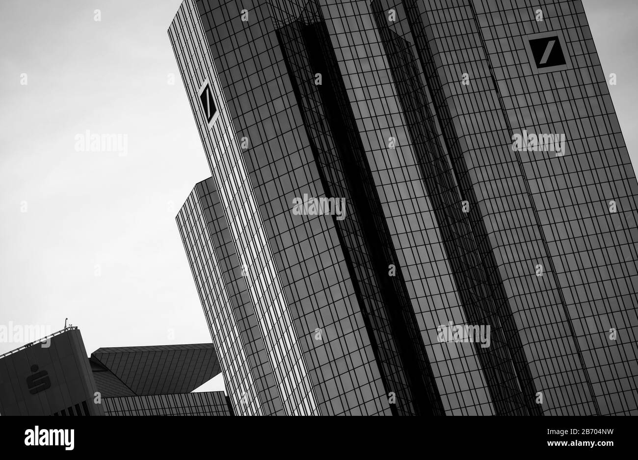 Deutsche Bank Tower in Frankfurt, Deutschland. Monochrom Stockfoto