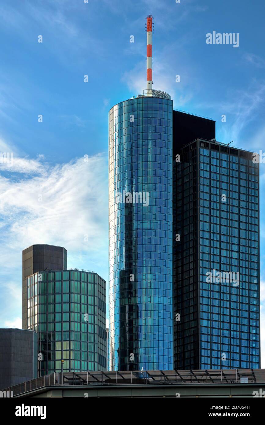 Der Main Tower ist ein 200 m (656 ft) großer Wolkenkratzer im Frankfurter Stadtteil Innenstadt. Der Turm verfügt über zwei öffentliche Aussichtsplattformen Stockfoto