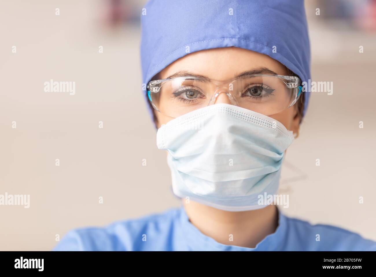 Porträt des weiblichen Arztes in spezieller steriler Schutzkleidung für den chirurgischen Eingriff. Stockfoto