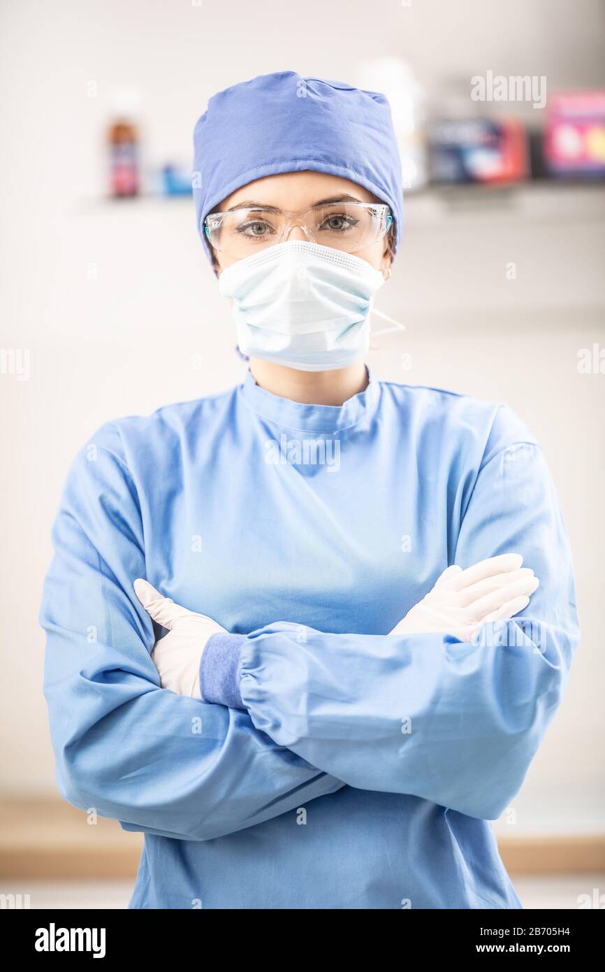 Porträt des weiblichen Arztes in spezieller steriler Schutzkleidung für den chirurgischen Eingriff. Stockfoto