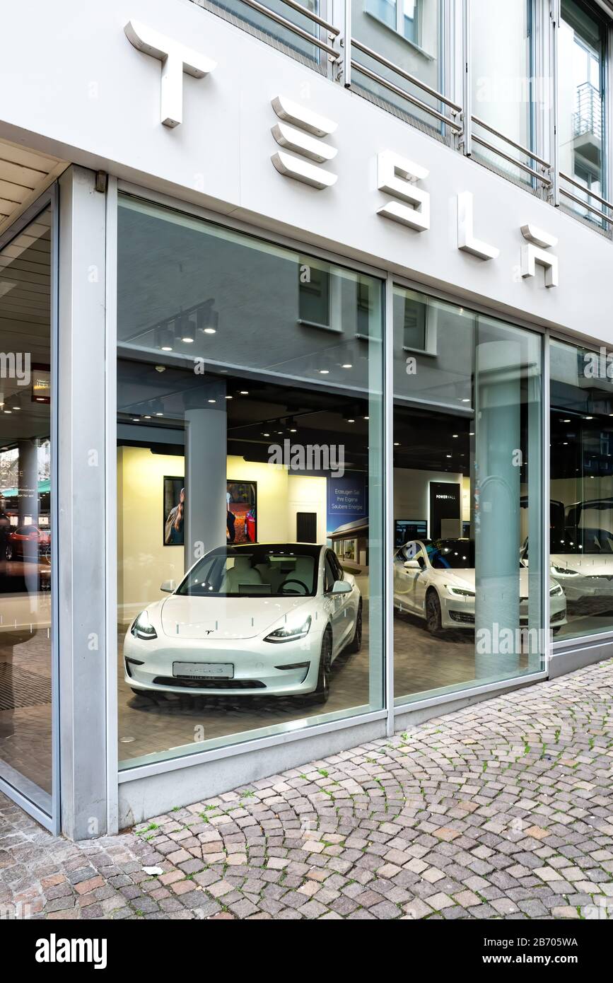 Frankfurt, 01.03.2020: Modell 3 von Tesla in einem Schaufenster in der Stadt Frankfurt am Main Stockfoto