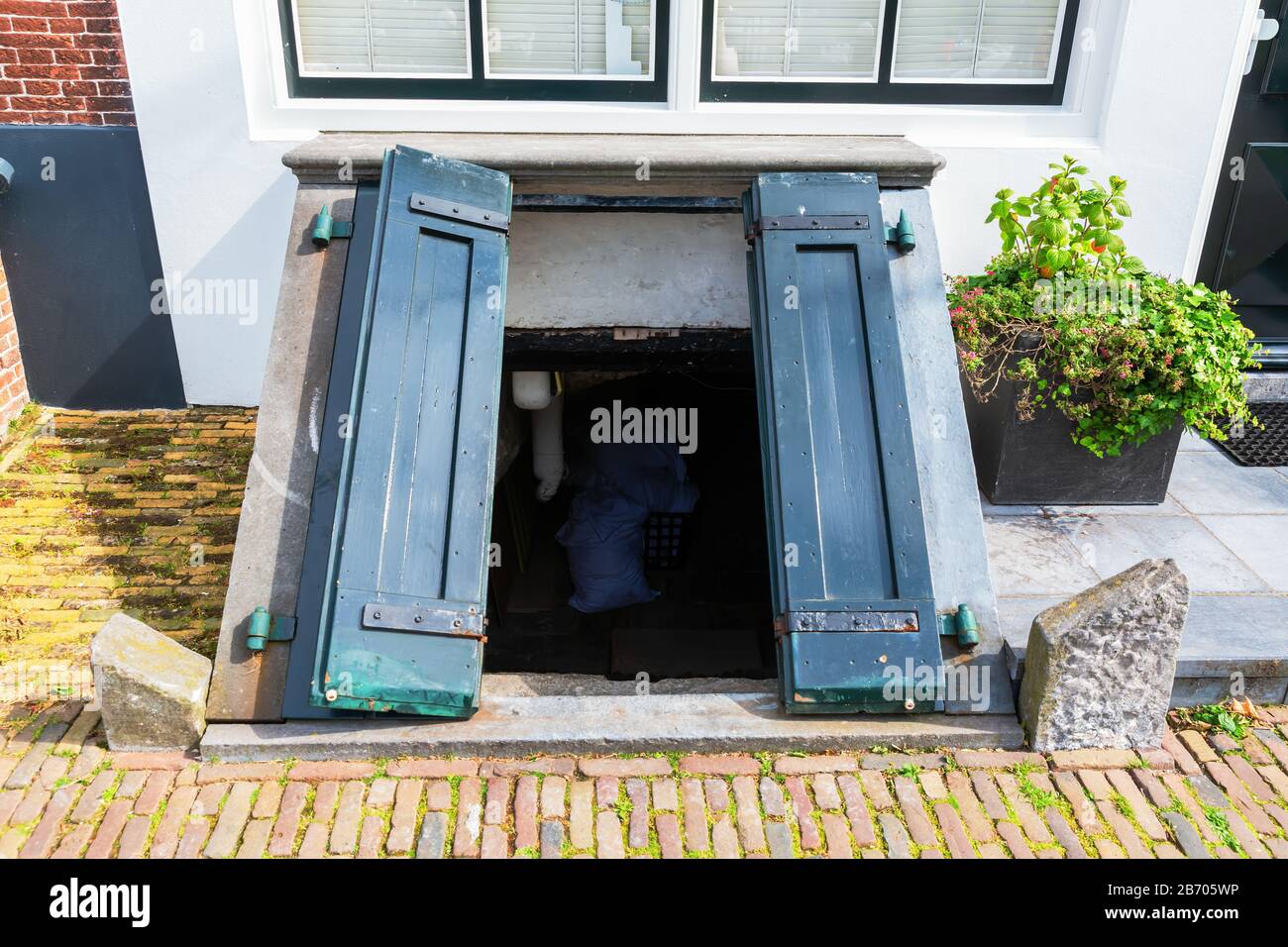Antike Kohlekellertür in einem alten Haus in Veere, Niederlande Stockfoto