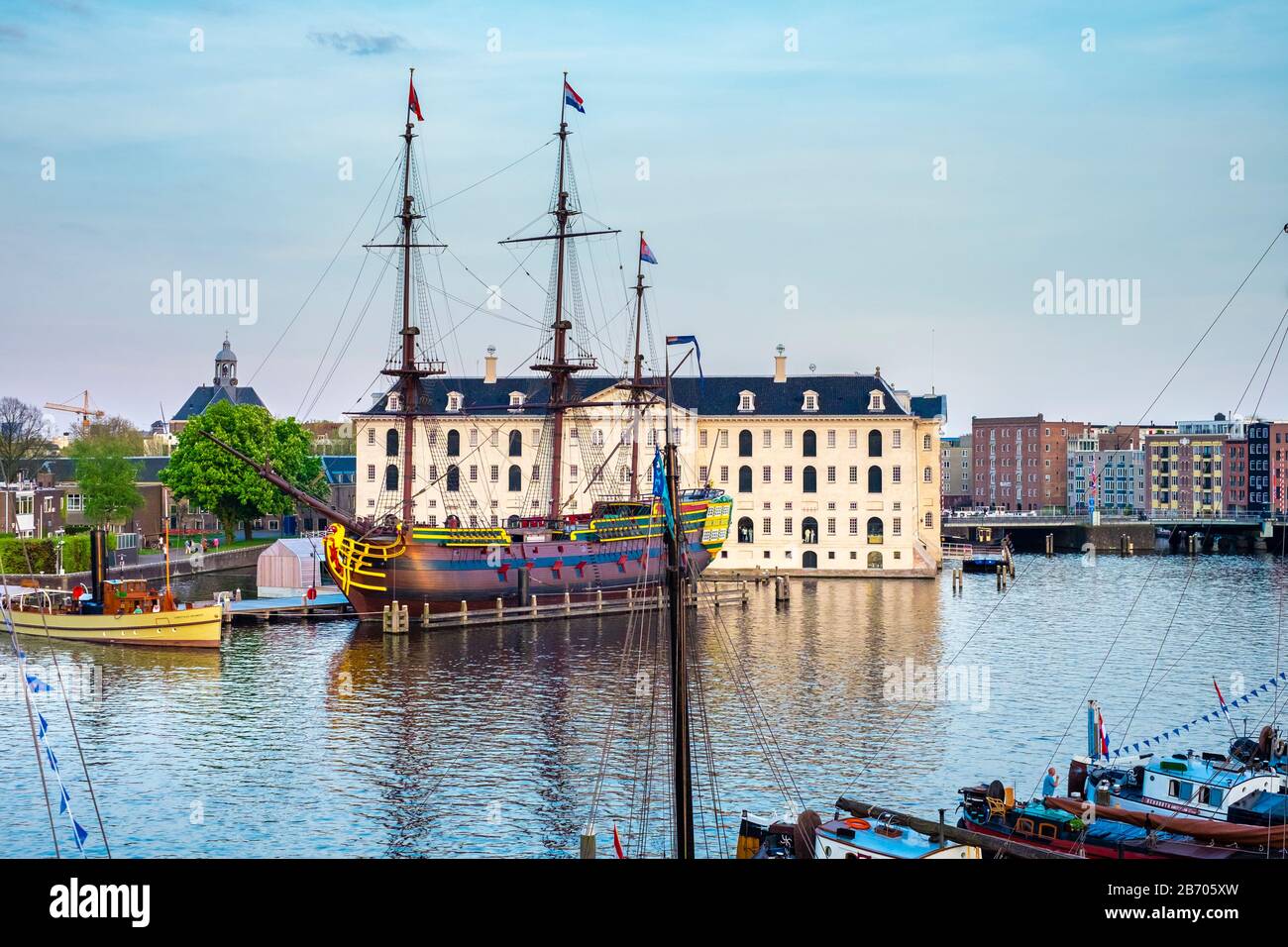 Niederlande, Nordholland, Amsterdam. Scheepvaartmuseum, National Maritime Museum, in einem ehemaligen Marinestürmhaus untergebracht, das 1656 erbaut wurde. Stockfoto