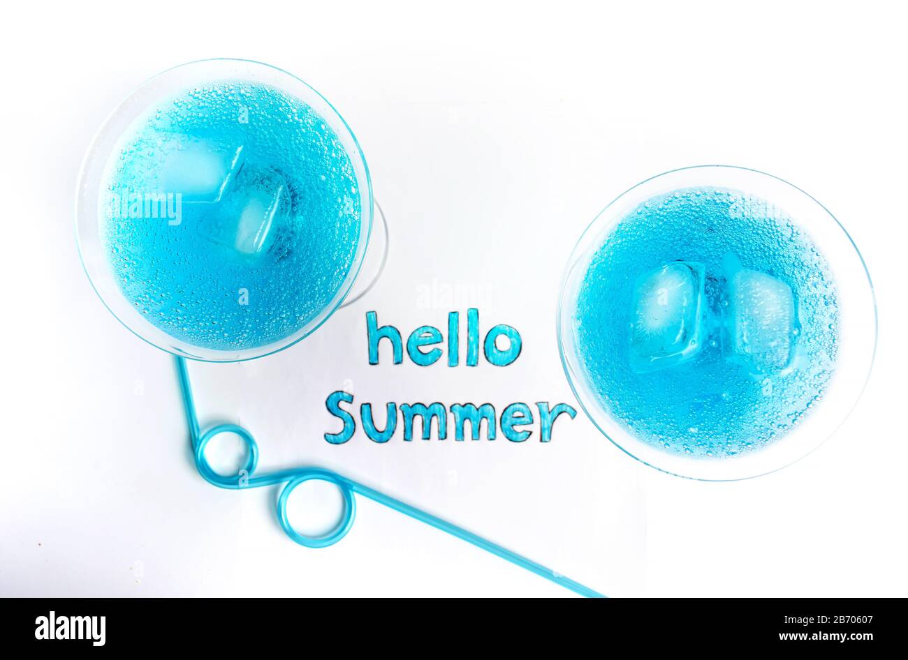 Blue Cocktail und Hallo Sommer-Note isoliert auf weiß Stockfoto