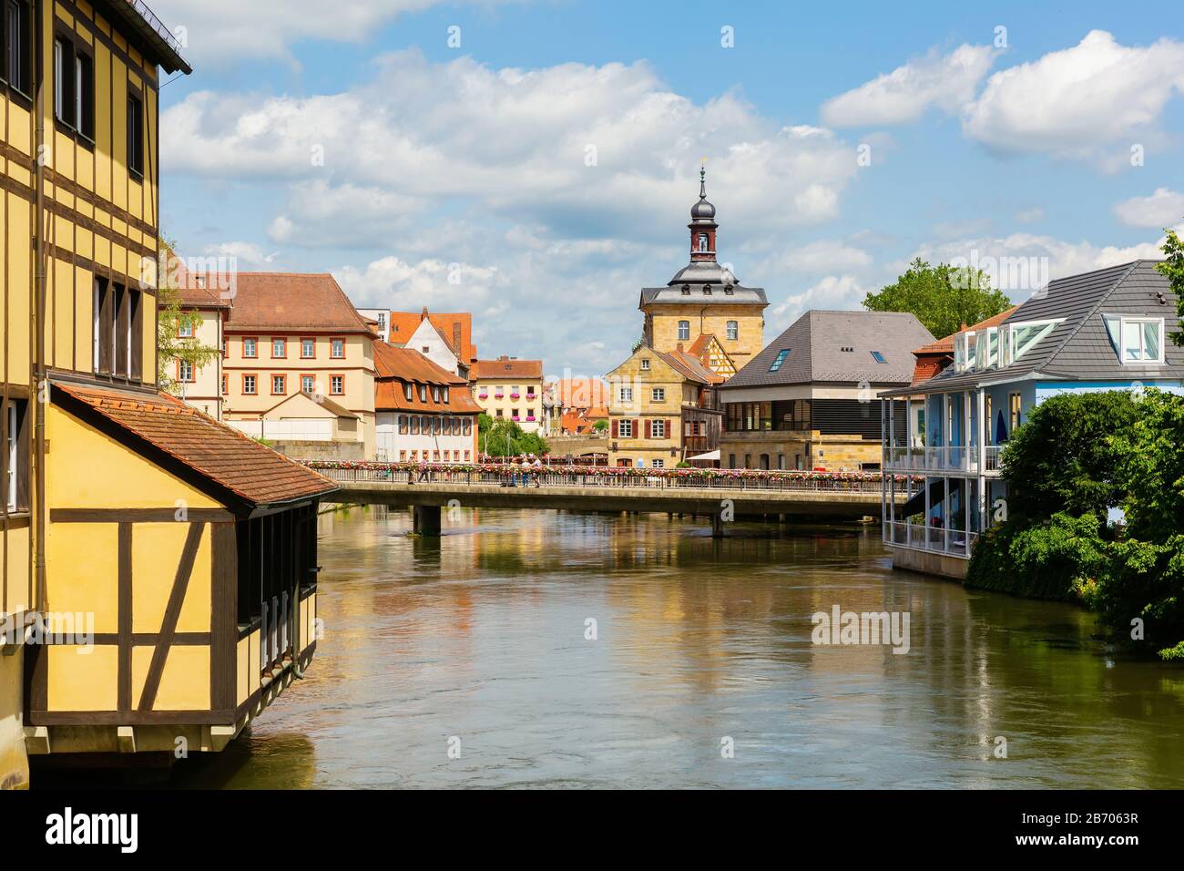 Bild eines landschaftlich reizvollen Stadtbildes mit Regnitz-Fluss in Bamberg Stockfoto