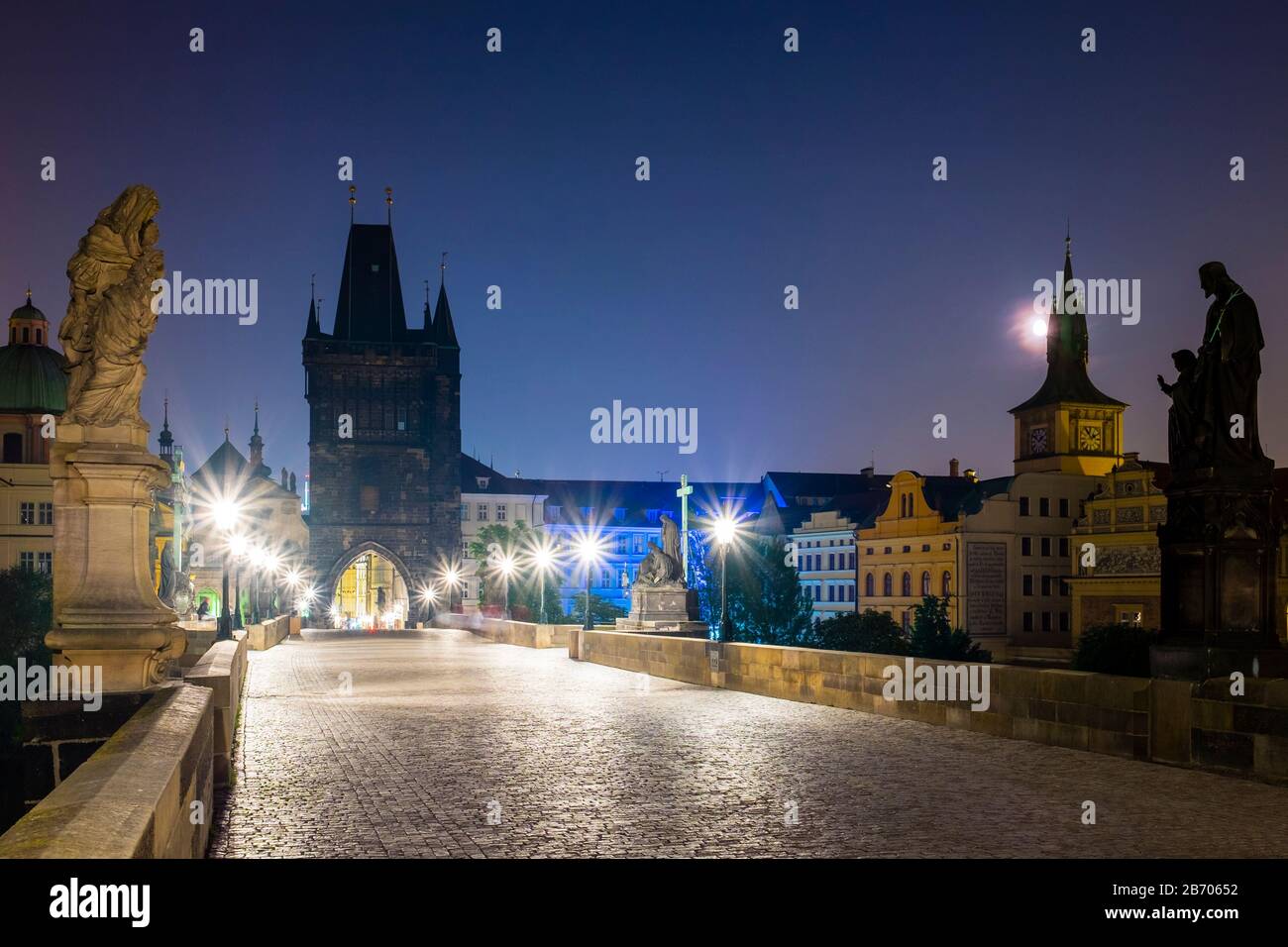 Tschechien, Prag, Stare Mesto (Altstadt). Karlsbrücke im Morgengrauen. Stockfoto