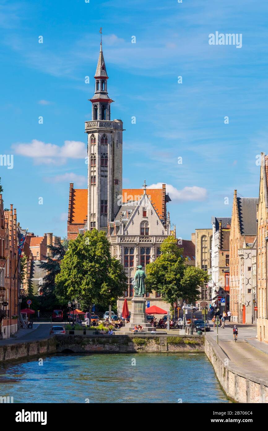 Belgien, Westflandern (Vlaanderen), Brüggen (Brugge). Die Burghers' Lodge (Poortersloge) und Jan van Eyckplein am Spiegelrei-Kanal (Spinolarei). Stockfoto