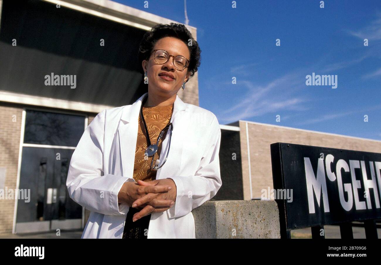 McGehee, Arkansas: Schwarze Ärztin mit Laborkittel und Stethoskop vor dem ländlichen Krankenhaus. HERR ©Bob Daemmrich Stockfoto
