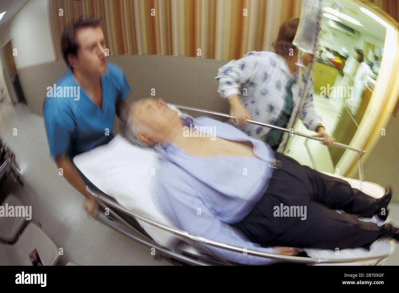 McGehee, Arkansas USA 1996: Illustration eines Herzinfarktopfern, das in einem ländlichen Krankenhaus in Arkansas in die Notaufnahme eintrat. Modell Freigegeben. ©Bob Daemmrich Stockfoto