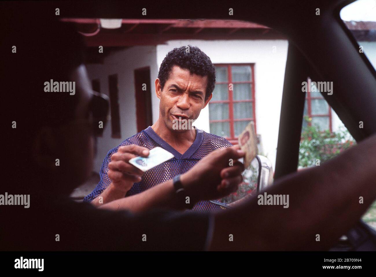 Brownsville, Texas, USA: Grenzpatrouillenagent interviewt mutmaßliche illegale Einwanderer, die einen Ausweis vorweisen. ©Bob Daemmrich Stockfoto