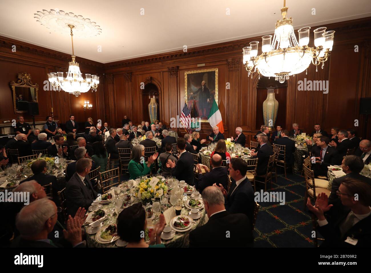 Nancy Pelosi, Sprecherin des Repräsentantenhauses der Vereinigten Staaten, moderiert den Speaker???s Mittagessen auf dem Kapitol in Washington DC während des Taoiseach Besuches in den USA. Stockfoto
