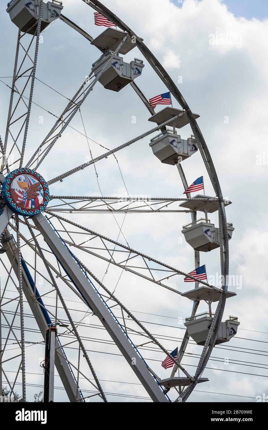 Ferris Wheel mit American Flags in einem Einkaufszentrum Carnival in Gainesville, Florida. Stockfoto