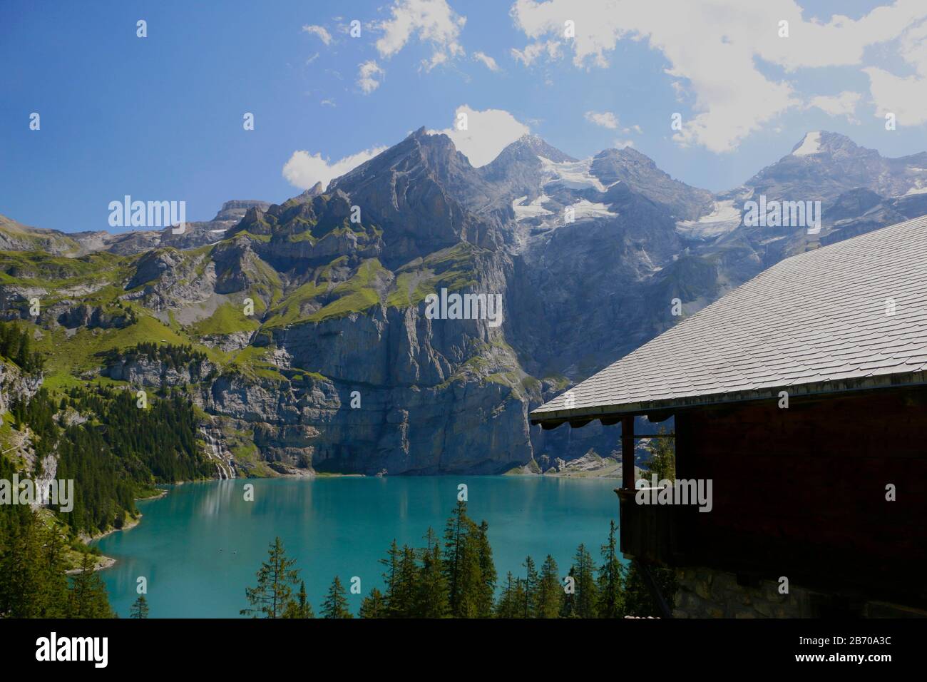 Alpenkabine vor einem kristallklaren See Stockfoto